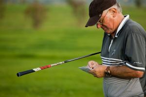 Mann notiert Spielstand beim Golf