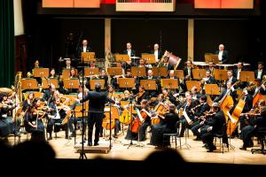 Das Orchester der Jenaer Philharmonie auf der Bühne des Volkshauses Jena