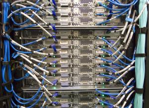 Blick auf einen Serverschrank mit diversen Kabeln