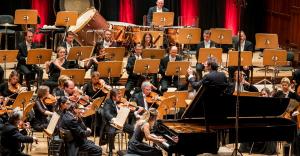 Orchester der Jenaer Philharmonie beim Spiel auf der Bühne