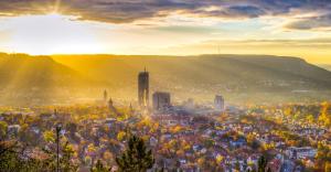 Panoramablick auf die Stadt Jena bei Sonnenuntergang