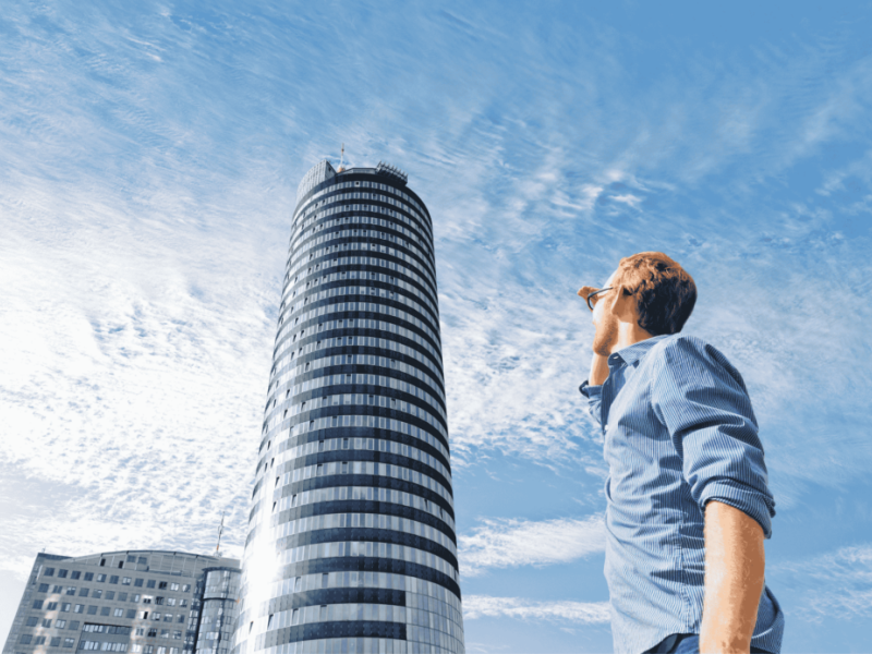 Mann blickt zum Jentower hoch