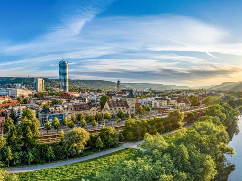 Stadtpanorama Jena mit Fluss und viel Grün aus der Vogelperspektive