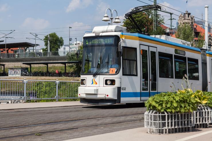 Straßenbahn unterwegs über die Camsdorfer Brücke in Jena