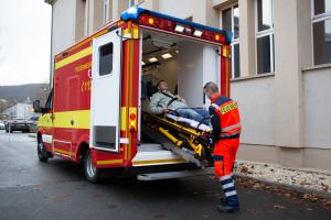 Notfallsanitäter schiebt Trage mit Patient