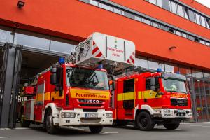 Feuerwehrautos vor der Feuerwache