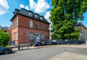 Gebäude der Volkshochschule Jena, Grietgasse 17b, Teil des Parkplatzes am Volksbad, Teil eines Baumes