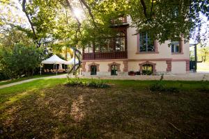 Villa Rosenthal Jena von außen bei Sonnenlicht