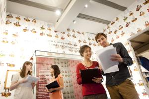 Menschen schauen sich im Stadtmuseum Jena um