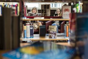 Blick durch ein Bücherregal