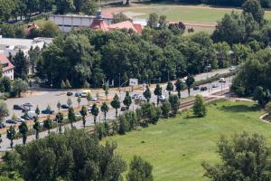 Blick auf den rollenden Verkehr auf der Stadtrodaer Straße stadtauswärts