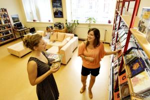 Zwei junge Menschen in der Ernst-Abbe-Bücherei Jena