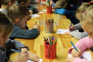 Kinder beim Malen am Tisch