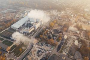 Luftaufnahme einer Fabrik mit rauchendem Schornstein