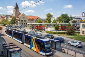 Straßenbahn und Autos am Busbahnhof