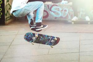 ein Junge fährt Skateboard und versucht gerade einen Sprung