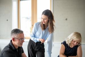 Ein Mann und 2 Frauen in einer Gesprächssituation