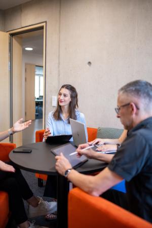 Mann und Frau in einer Beratung