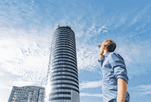 Mann blickt zum Jentower hoch