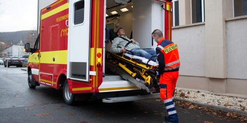 Notfallsanitäter schiebt Trage mit Patient