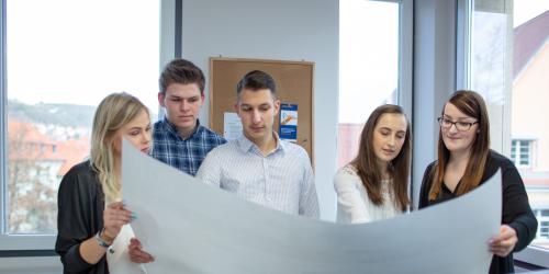 Gruppe Auszubildende mit Karte