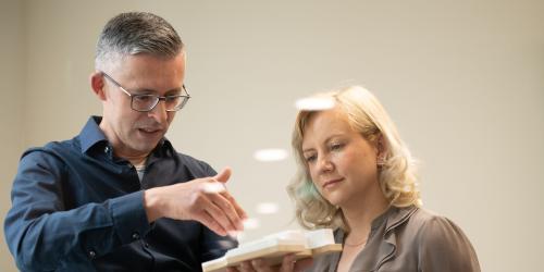 Mann und Frau betrachten ein Modell, das er in der Hand hält