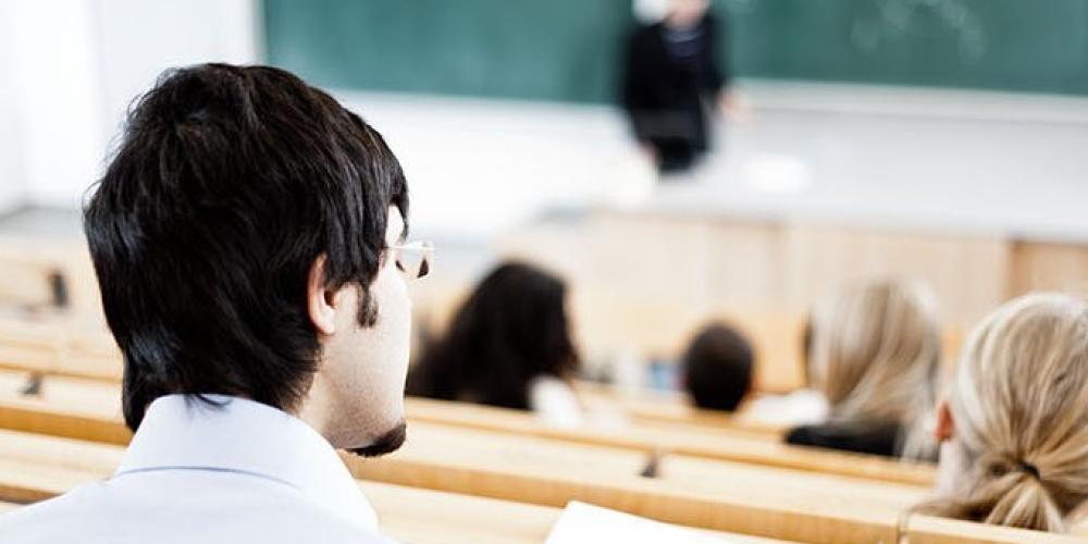 Studierende im Hörsaal der Ernst Abbe Hochschule Jena