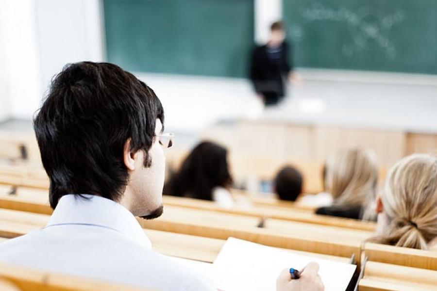 Studierende im Hörsaal der Ernst Abbe Hochschule Jena